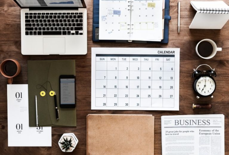 Kalendarze reklamowe 2026 – jaki rodzaj wybrać, aby klienci naprawdę je używali?